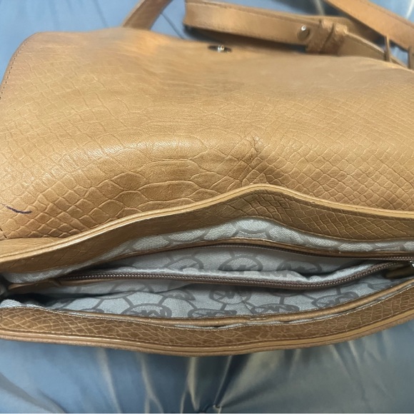 Michael Khors purse 👜 - Picture 9 of 12